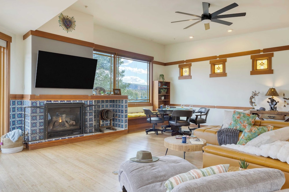 Cathedral View by Avantstay Pool Table + Hot Tub