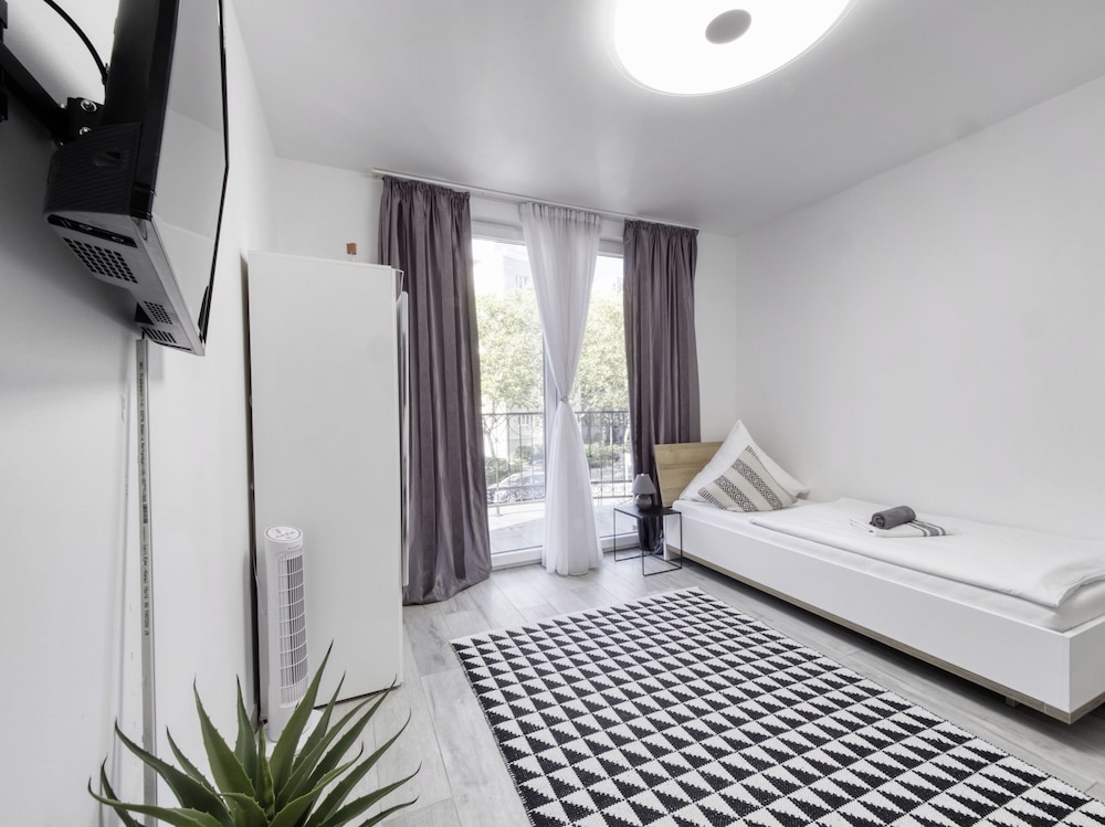 Amanda Hostel