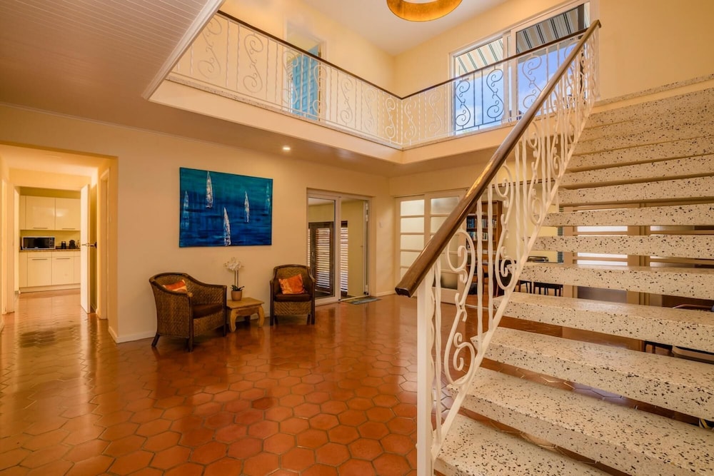 NEW 6br6 5BA Villa 200m to Beach w Privatepool