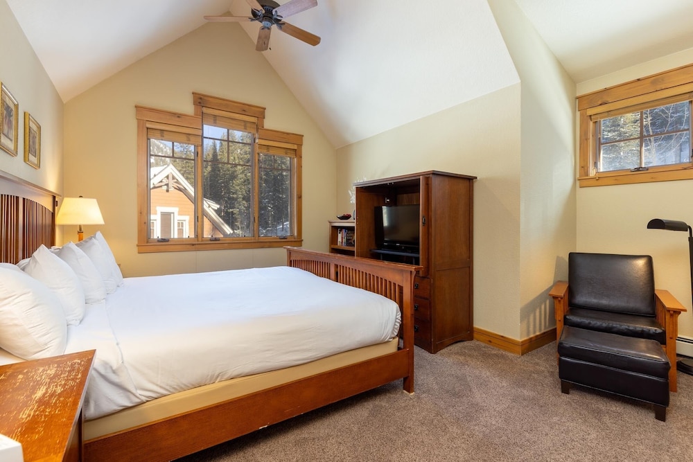 6533 Settlers Creek 3 Bedroom Townhouse by RedAwning view 4