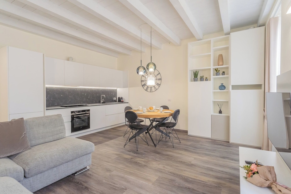Modern & Stylish Apartment in Como City by Rent all Como