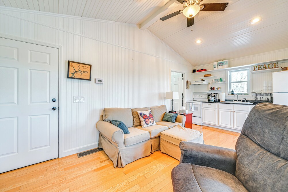 Nolin Lake Gem: Waterfront Retreat w/ Balcony!