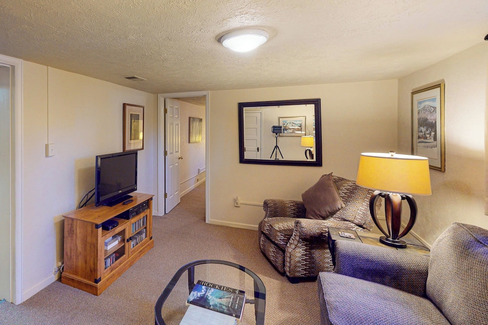 Elati Guesthouse: Walkable Home in Arts District
