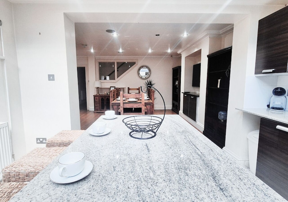 Luxurious & Spacious 2BR