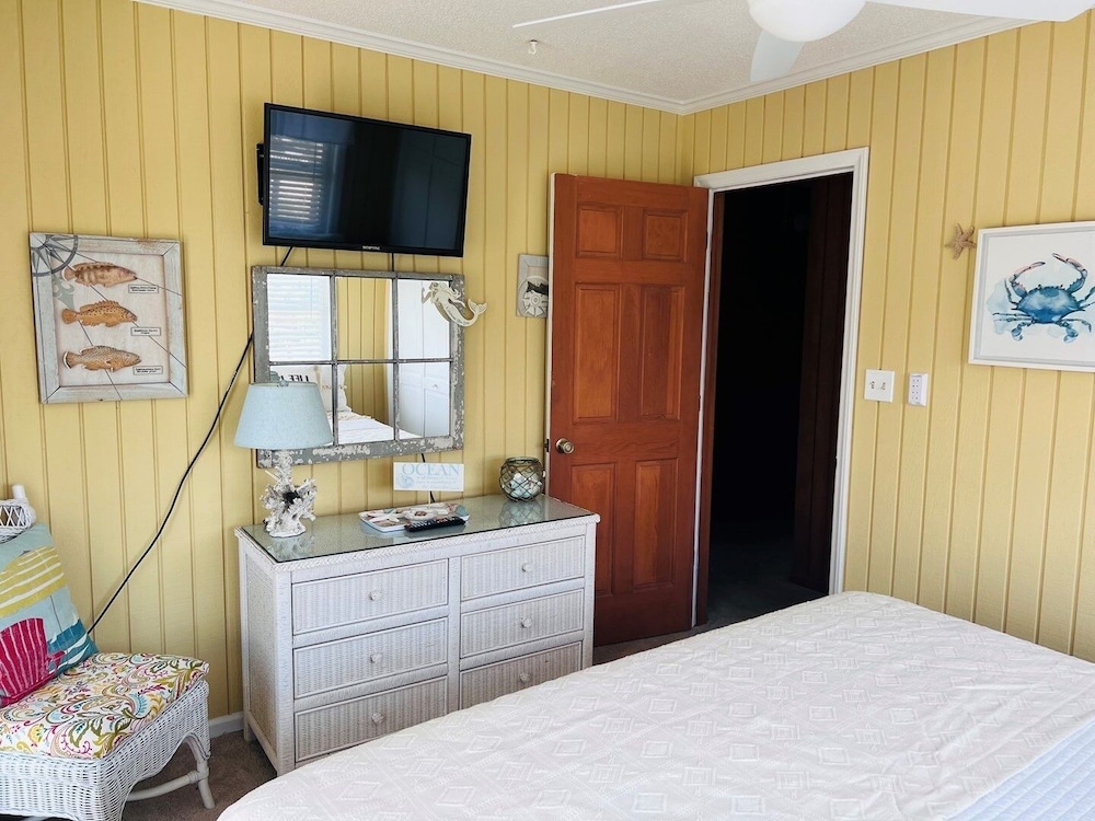 Fore Shore West- 4 Bedroom Home by RedAwning