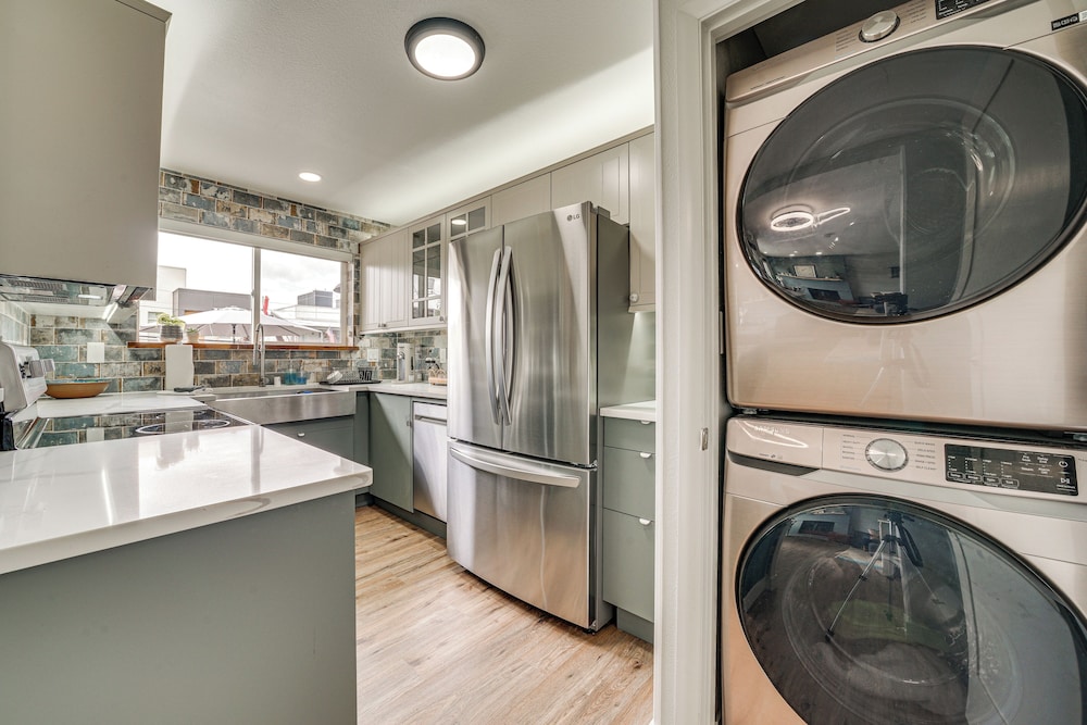 2 Blocks to Beach Park: Cozy Seattle Townhome