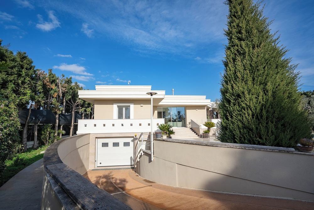 Villa Torricella Pool and Sunny Garden