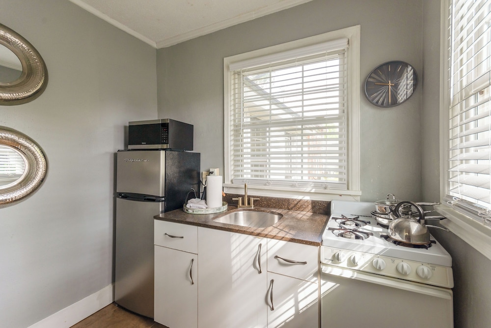 3 Blocks to Pensacola Bay: Charming Apartment!