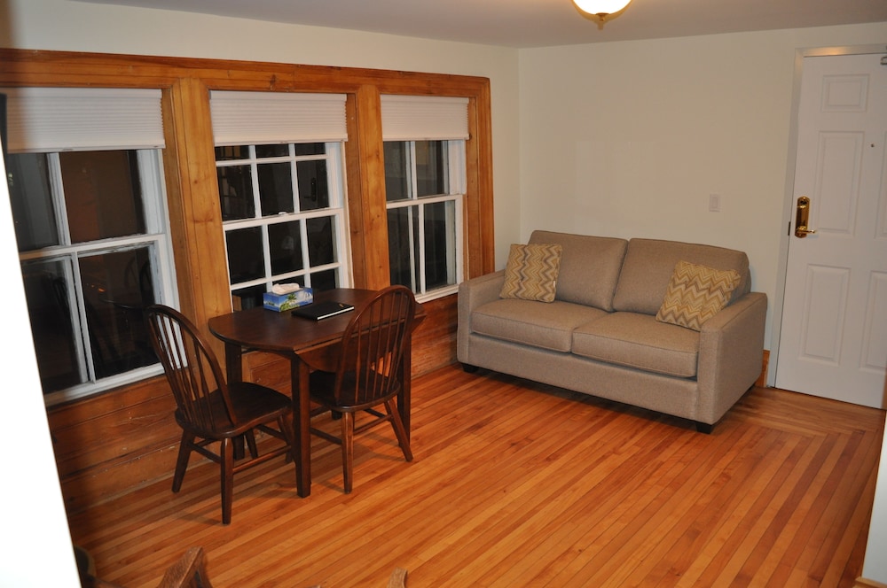 Summerside Vacations - Holman's Heritage Suites - Property Image 5