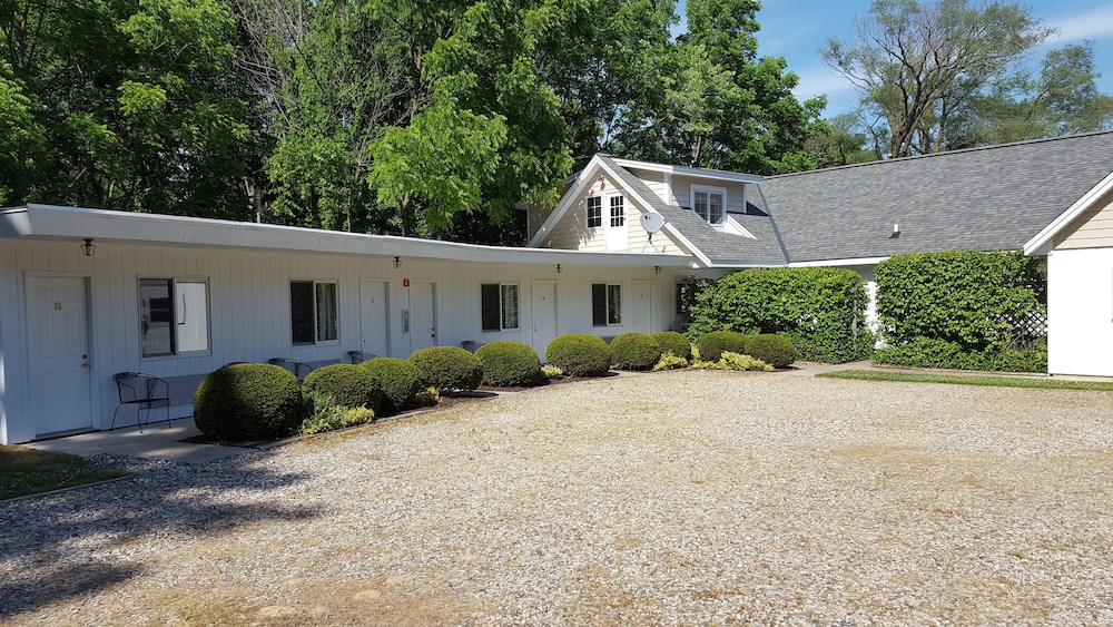 Captain's Quarters Motel - Property Image 26