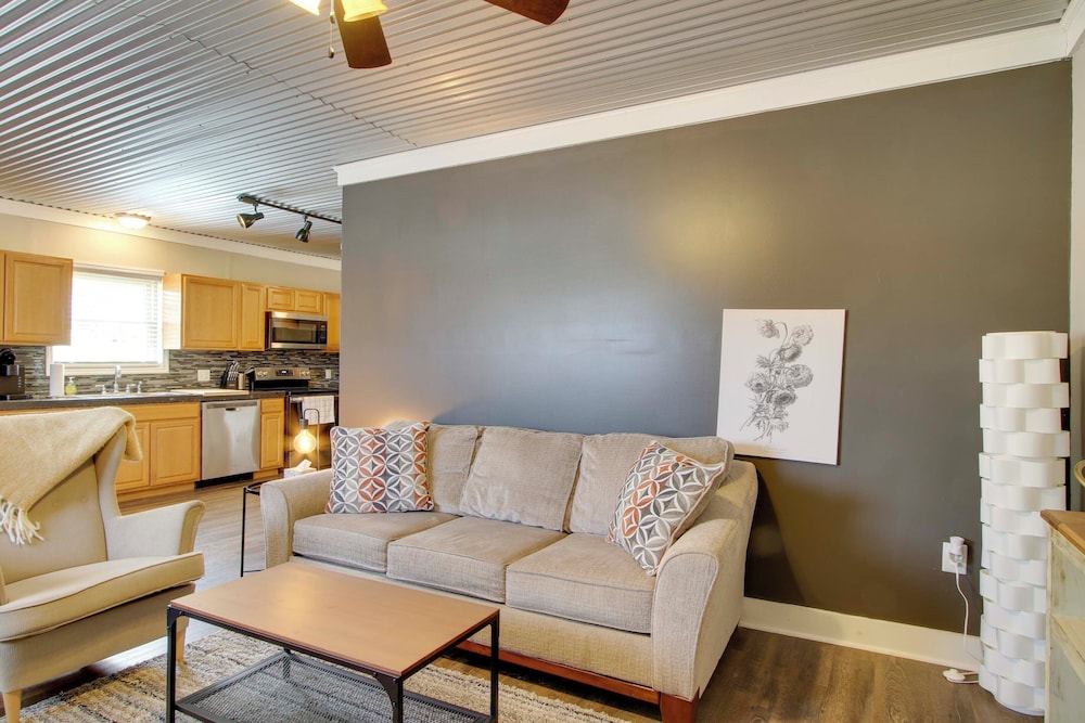 3 Mi to Shops & Eats in Uptown: Greenwood Studio
