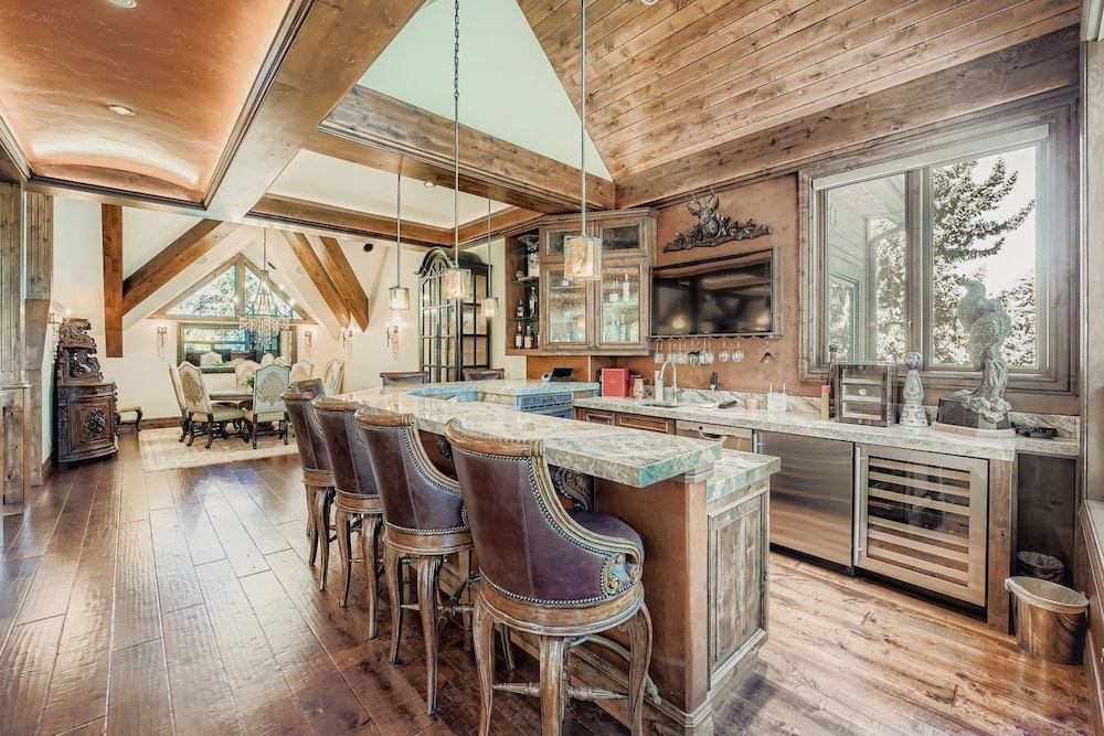 Fairway Drive Retreat 6 Bedroom Home