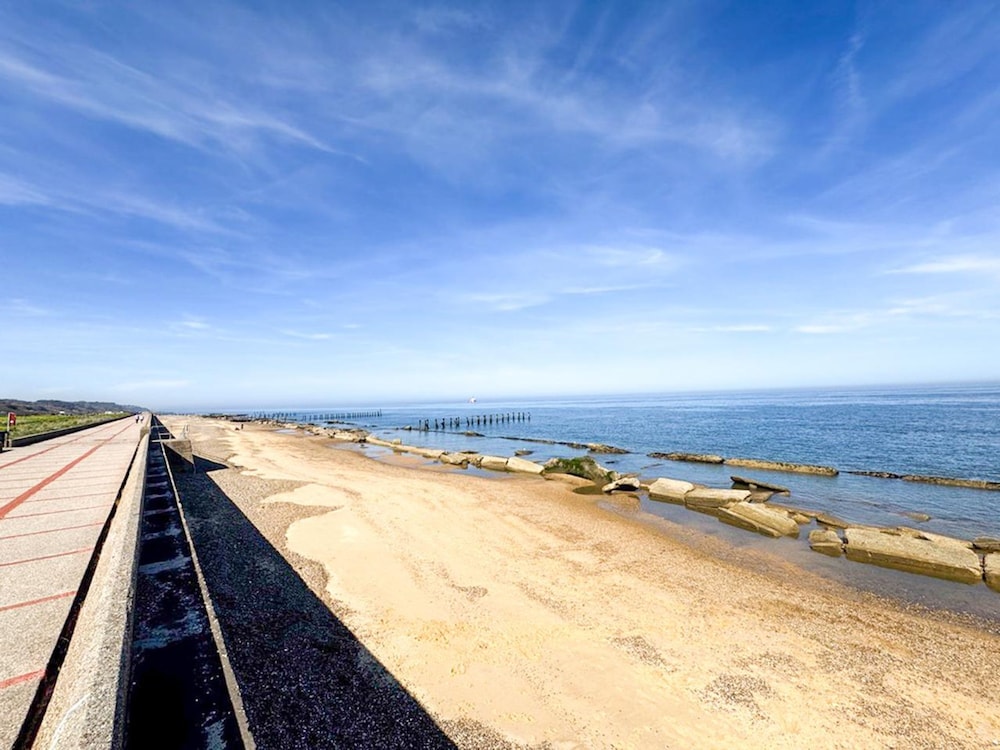 Beachside Caravan Retreat in Lowestoft Sleeps 4