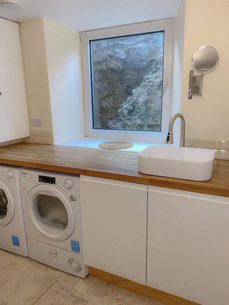 Luxury Townhouse Retreat in Kendal w/ Free Parking