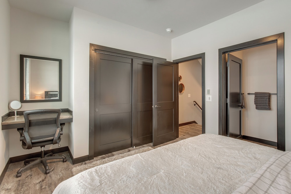 Rooftop Hot Tub + Views: Townhome in Winter Park