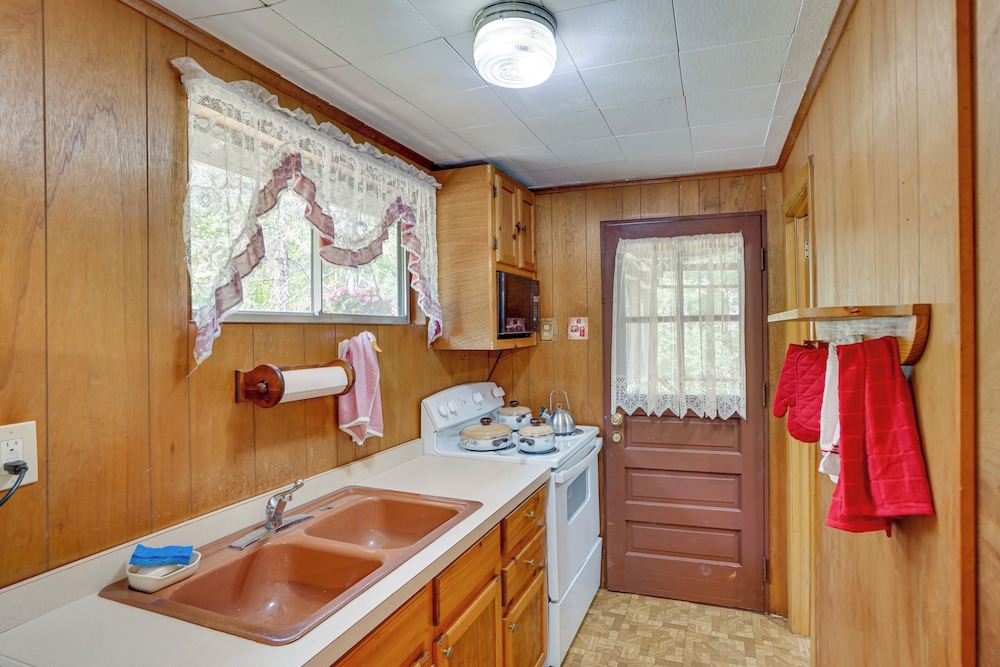 Cozy Becket Cottage Escape w/ Lake Access!