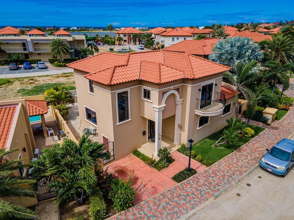 4BR Villa Gold Coast w Pool