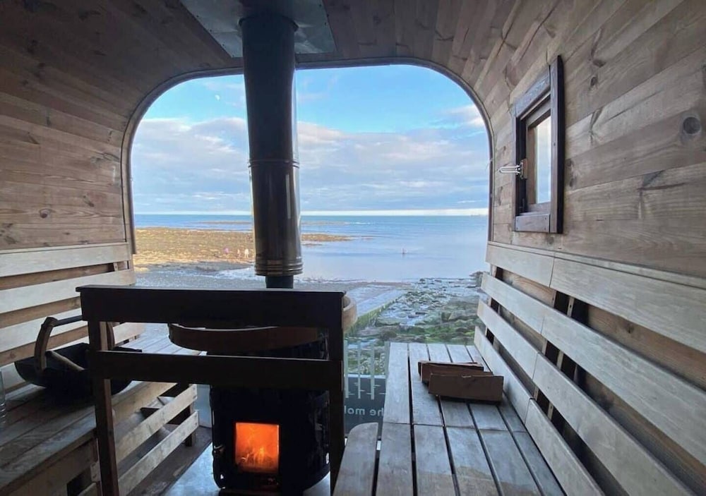 3-bed Seaside Cottage Retreat - Parking & Garden