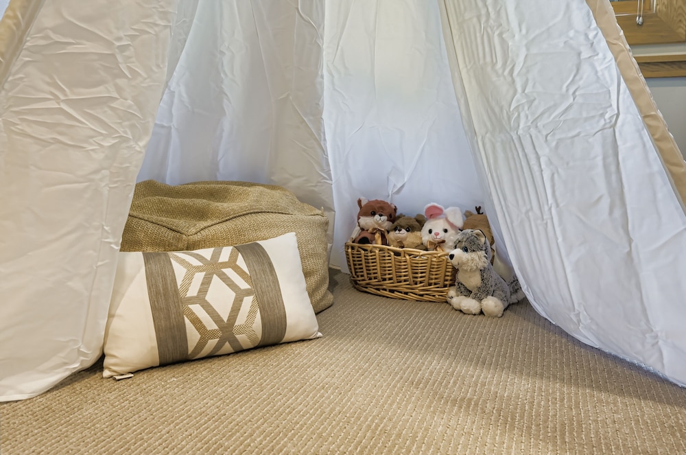 King Road Luxury Lodge, Private Hottub, Game Room, Media Room 45 4 Bedroom Home