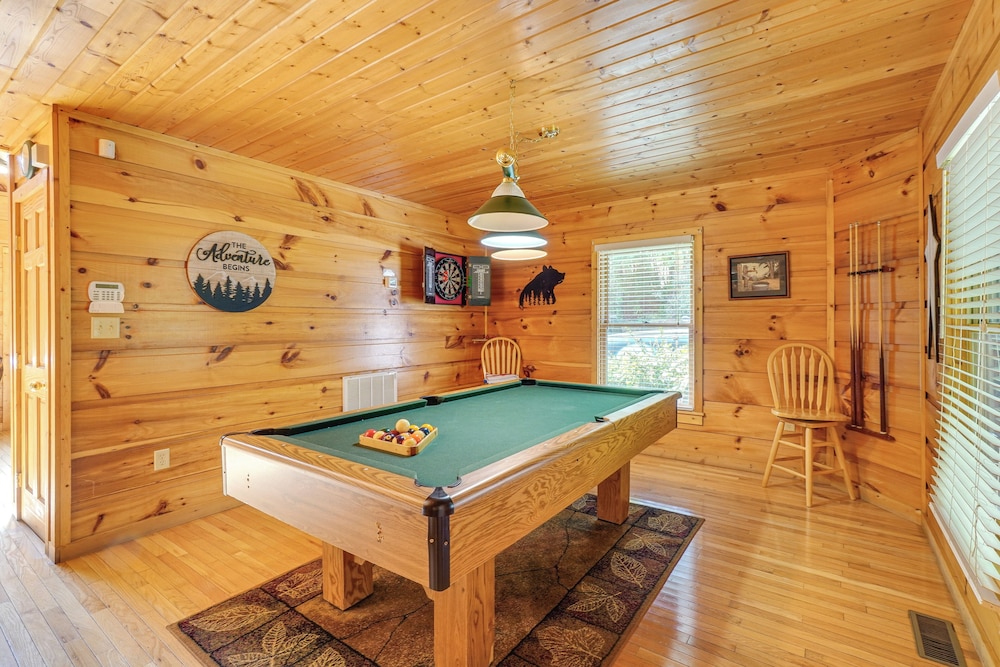 Hot Tub & Game Area: Rustic Cabin 5 Mi to Gsmnp