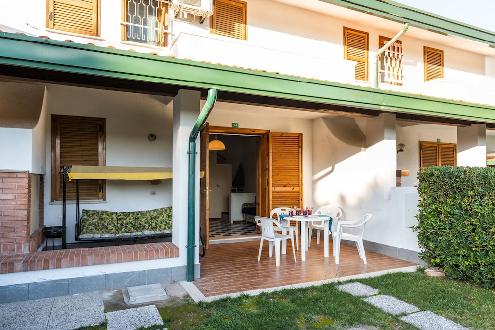 Charming Townhouse With Pool and Garden