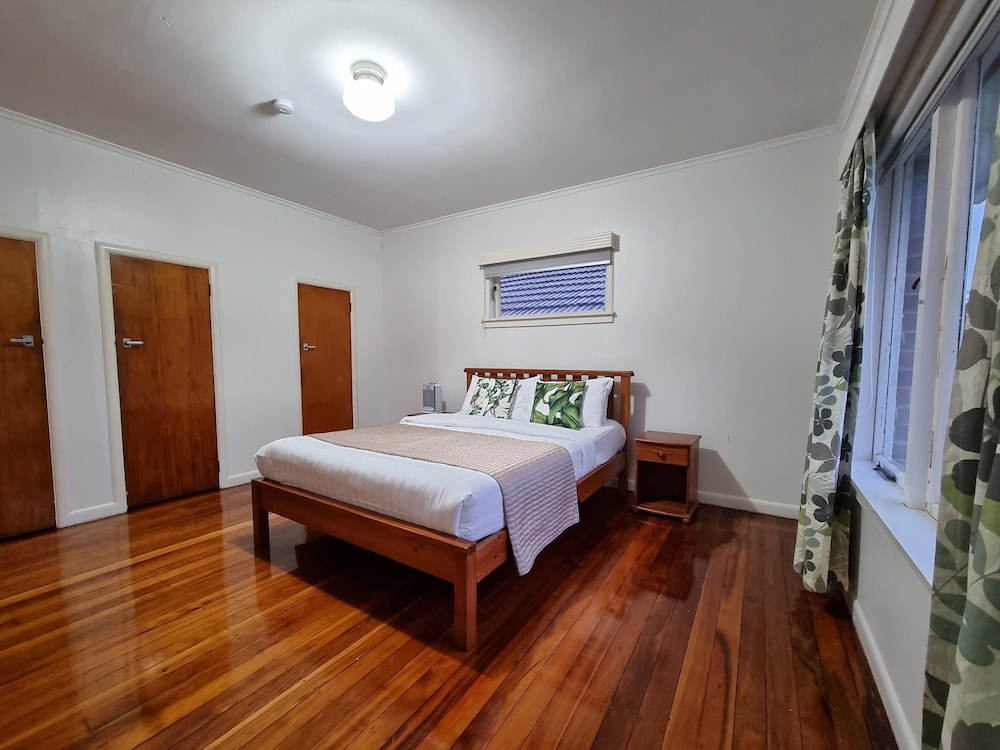Cozy 3BR - Heat Pump & Wifi & Netflix view 3