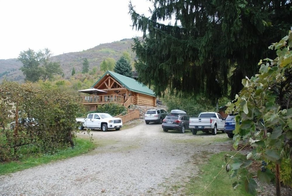 Columbia Gardens Winery and Grape Escape Guesthouse