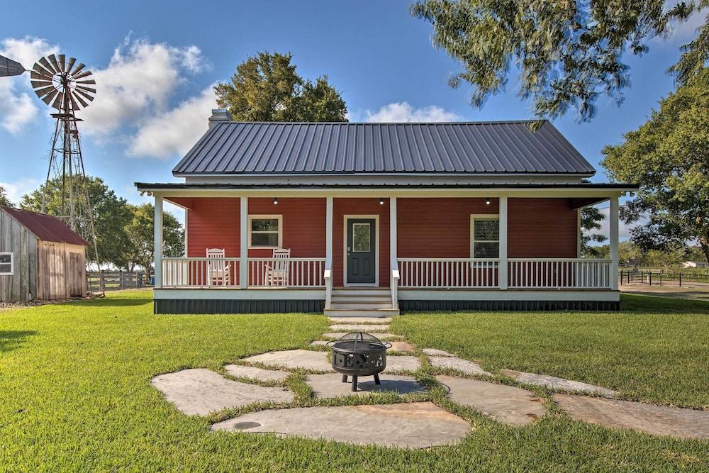 Peaceful Schulenburg Farmhouse w/ Fire Pit & Games view 5