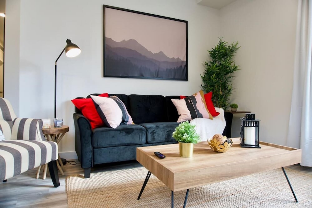 Modern 2bedroom Condo Great Location Coffee Wifi - Image 2