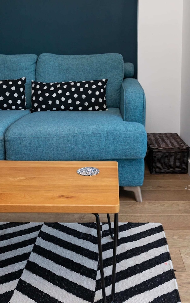 Peaceful & Vibrant 1BD Flat W/balcony- Bow Common!