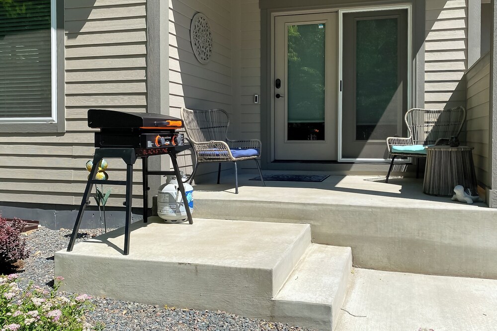 Modern Loveland Condo ~ 2 Mi to Lake Loveland! view 5