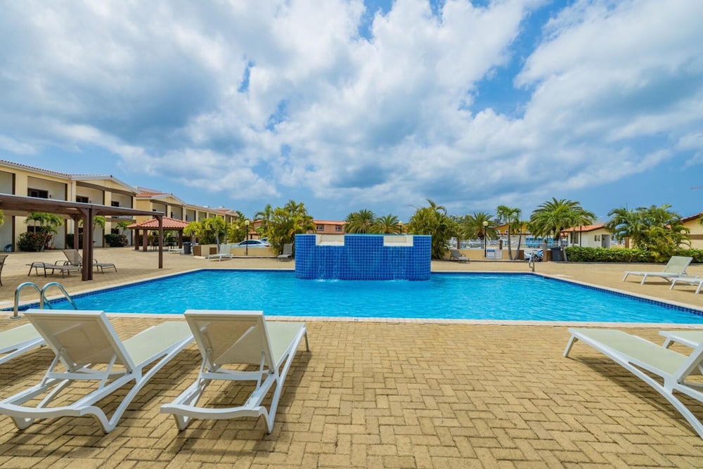 2BR 3min Walk 2 Eagle Beach Pool GYM Parking