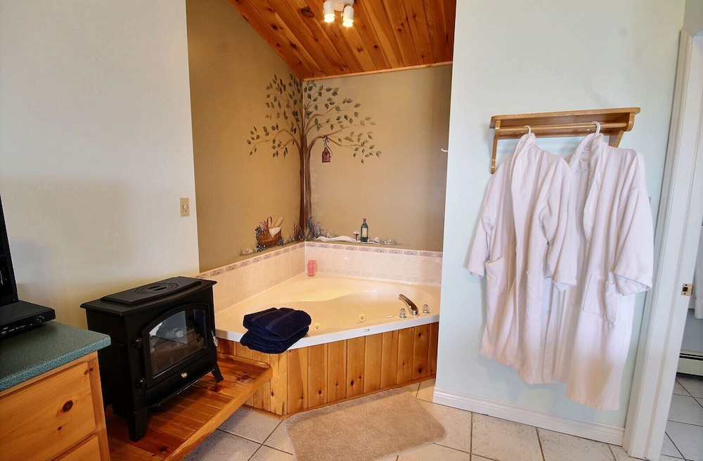 Cavendish Bosom Buddies Cottage Resort - Image 3