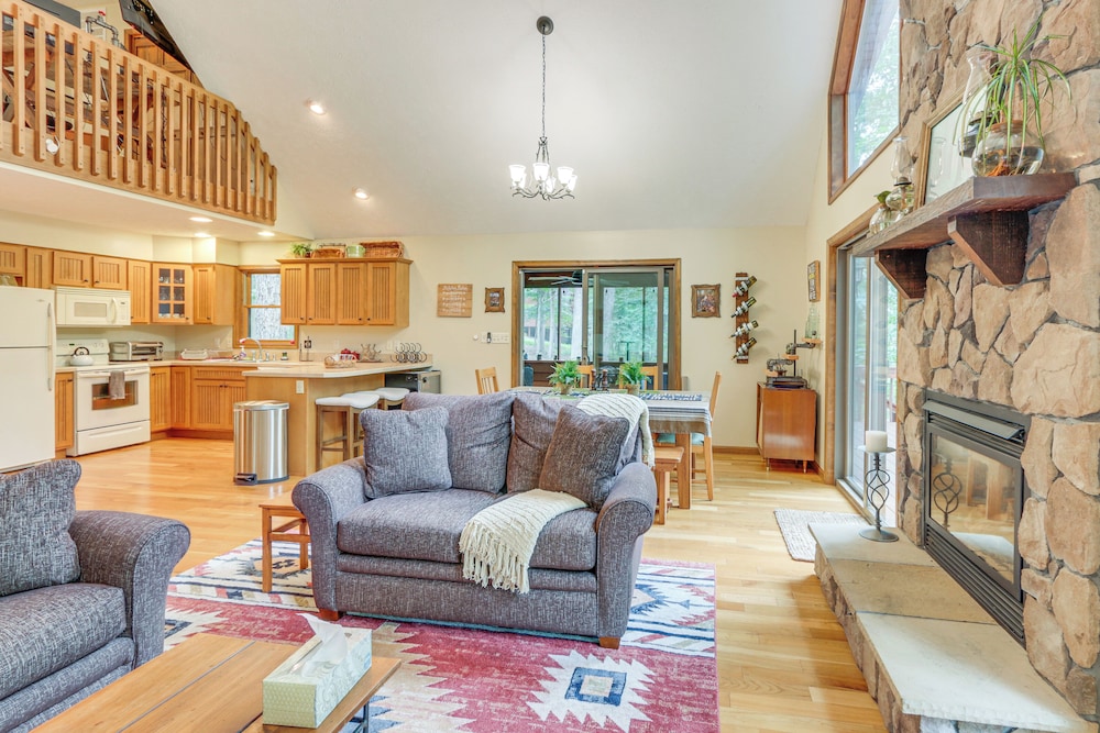 Great Cacapon Mtn Cabin w/ Private Hot Tub + Views