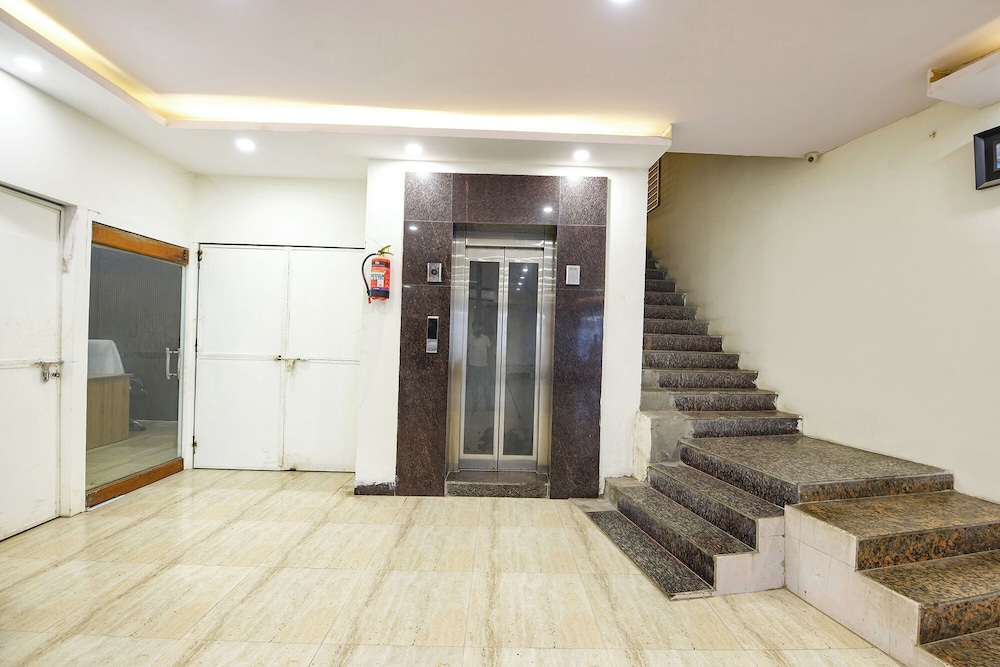 Fabhotel Lazeeno