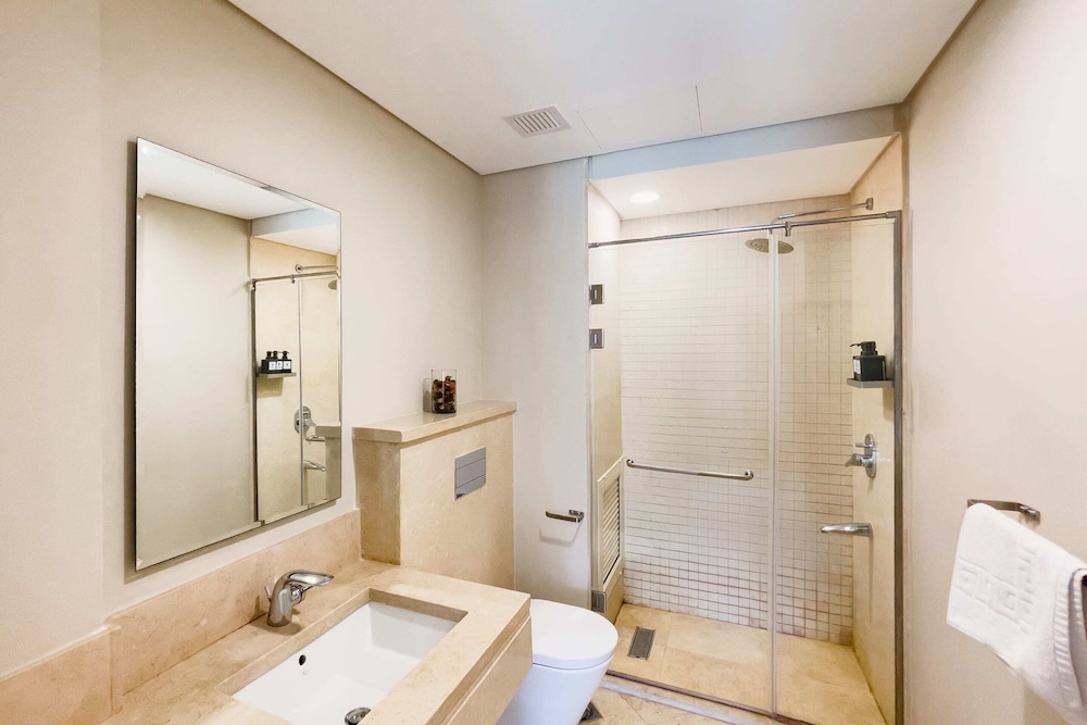 Xuru Stays I Exotic 1bdr w/ Outdoor Terrace Pool & Beach Access