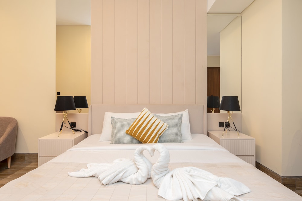 SIMPLY COMFORT Urban Chic Suites in J One Tower City & Canal Views