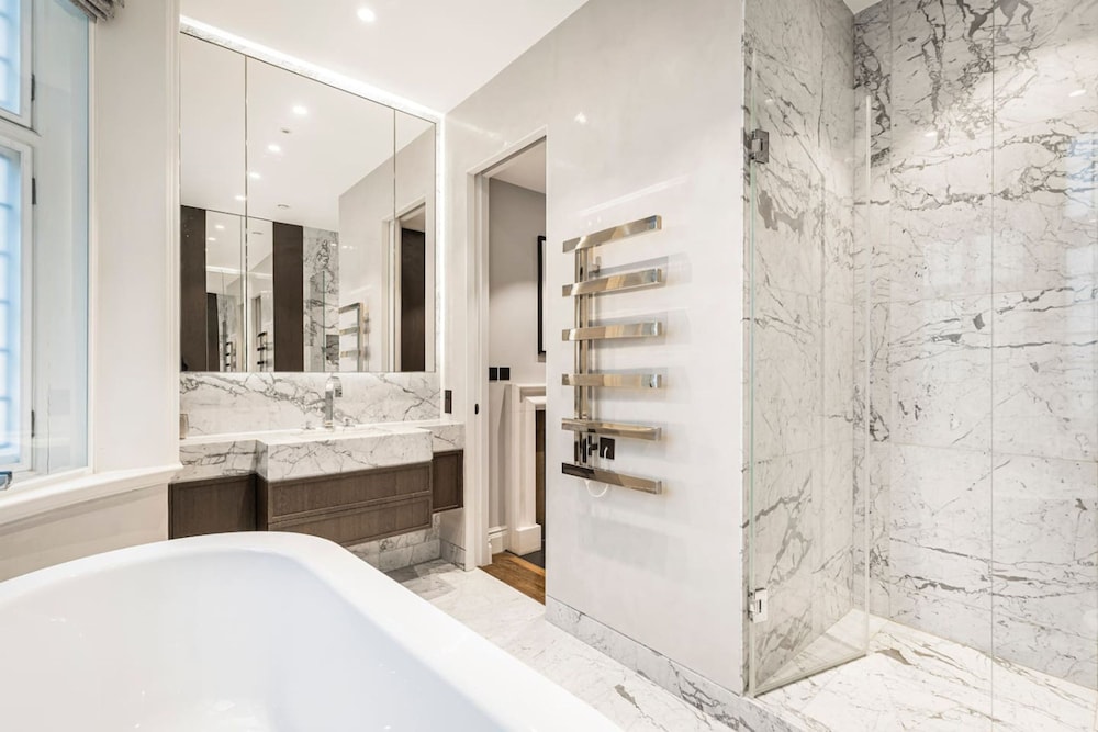 Mayfair Home Private Parking Central AC