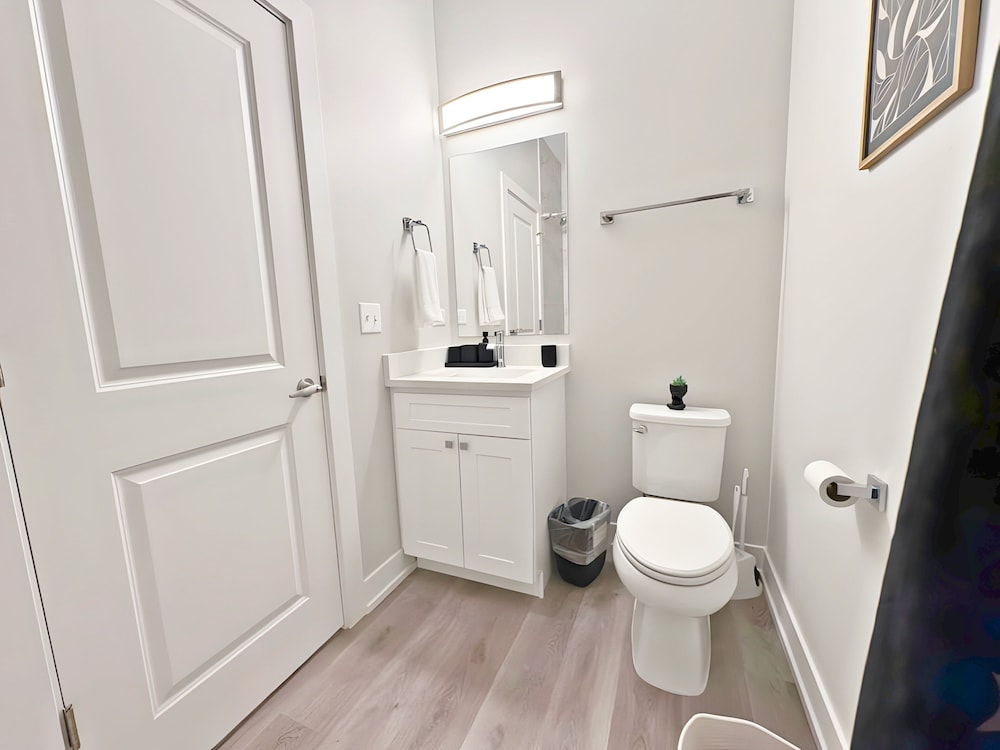 Modern 4BR with Parking - WV rep 4