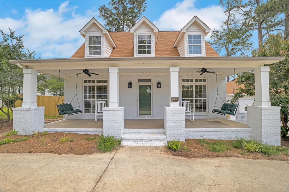 Augusta Getaway Near Masters Porch Swing Deck