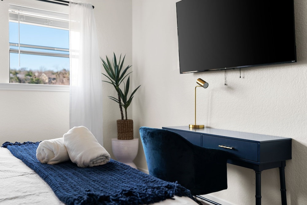 Hillside 3BR KingClose to DT Domain Q2