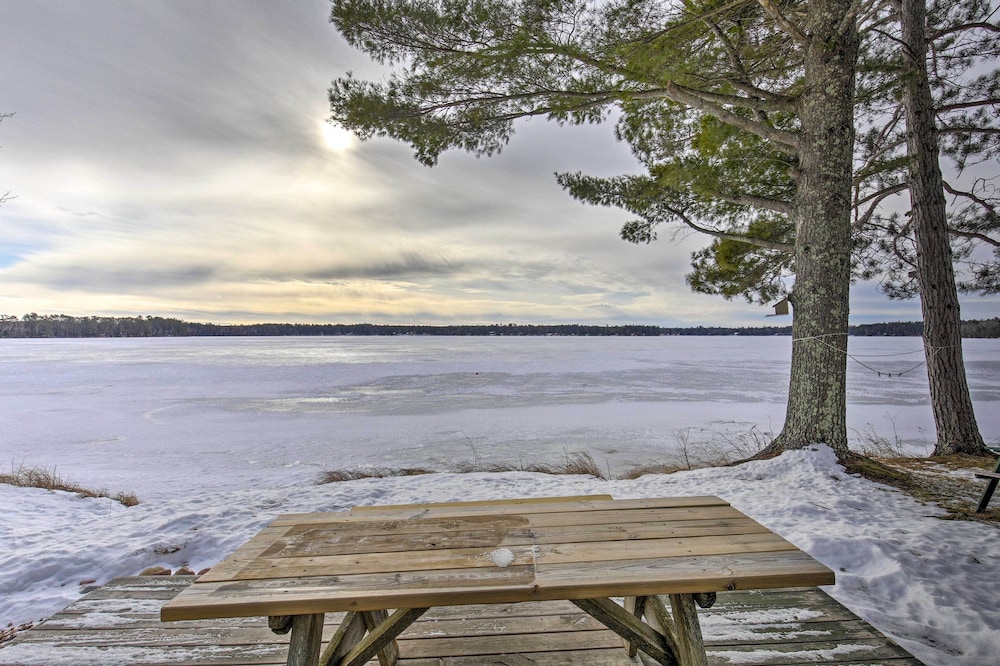 Charming Lost Lake Cabin: Fish, Boat & Hunt!