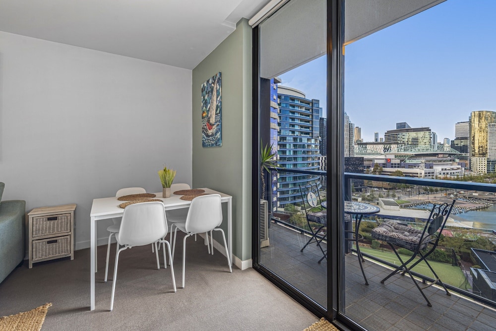 Docklands Waterfront Elegance With Cityscape Views