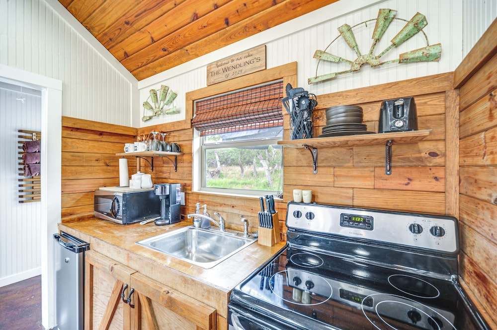 8 Mi to Dtwn Wimberley: Cabin Retreat on 5 Acres!