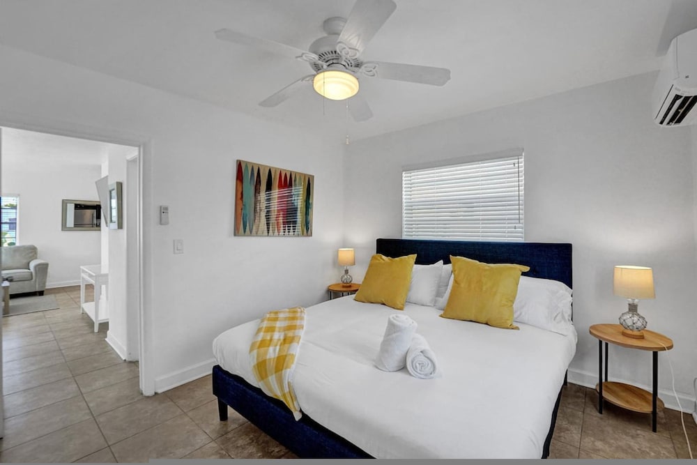 Waves on Desoto 1 bed Pool View 6