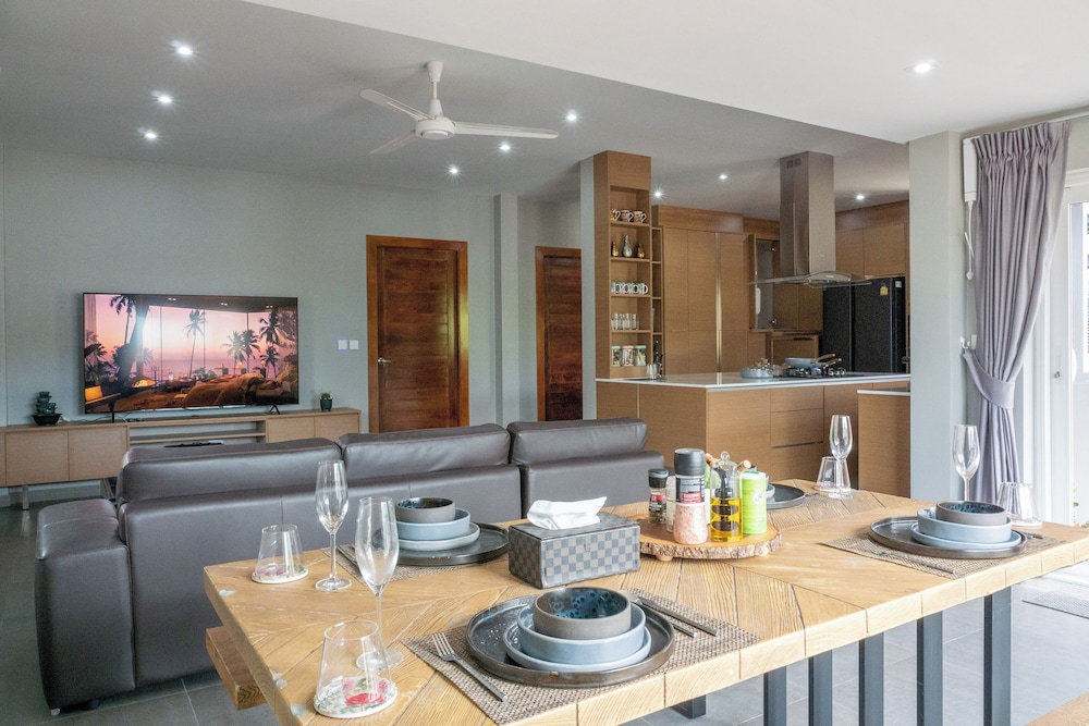 4BR Villa Ideal for Groups Families V262
