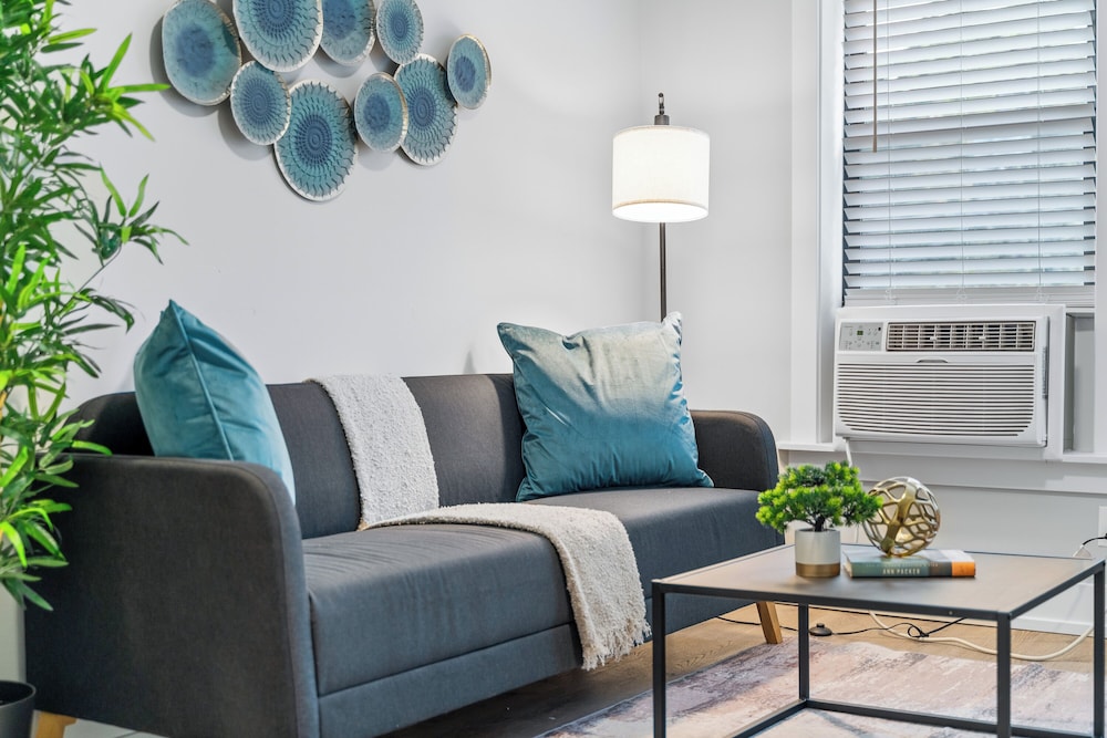 Stylish 1BR in Lakeview - Brompton 1 rep