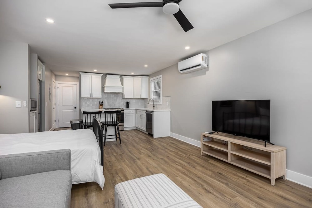 Minutes From Downtown Broadway The Nomad 4
