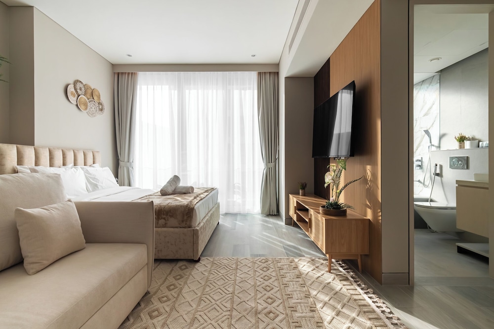 SIMPLY COMFORT  Bright Apartments Steps from Marina Walk