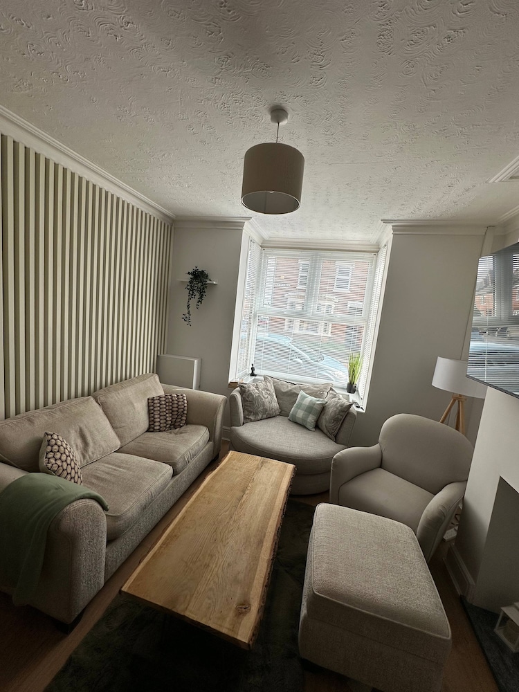 3 bed Chill Glouc With 3 Bedrooms and 1 Bathrooms